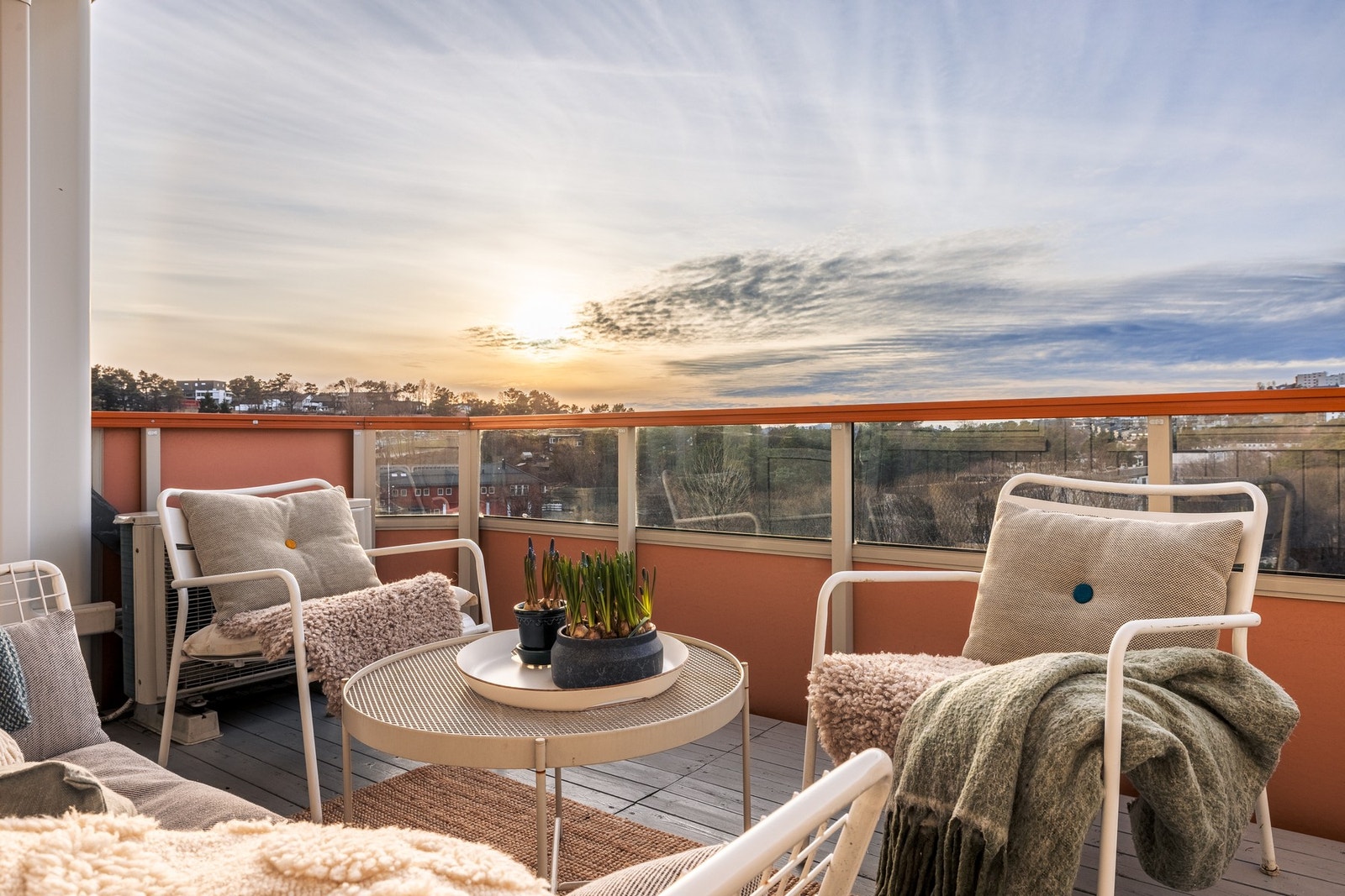 Balkongen måler 12 kvm. Her kan du nyte av de gode solforholdene og den flotte utsikten! Galleribilde