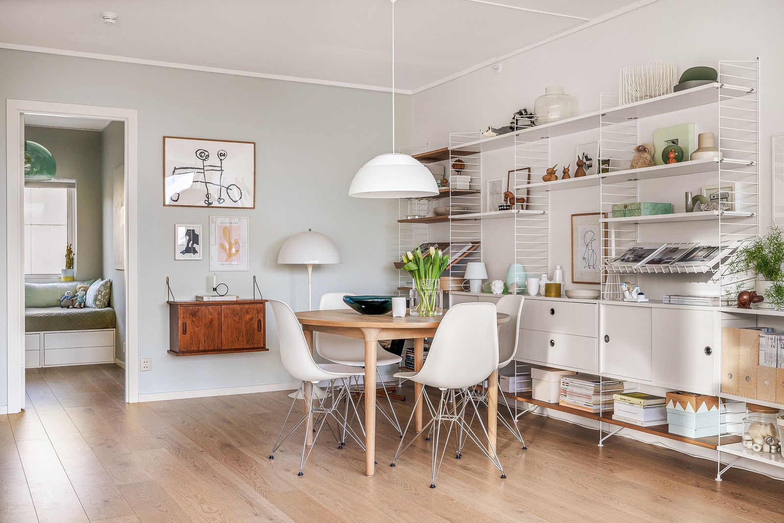 Stuens praktiske løsning gjør det enkelt å dele inn i ulike soner - her er det god plass til et spisebord! Galleribilde