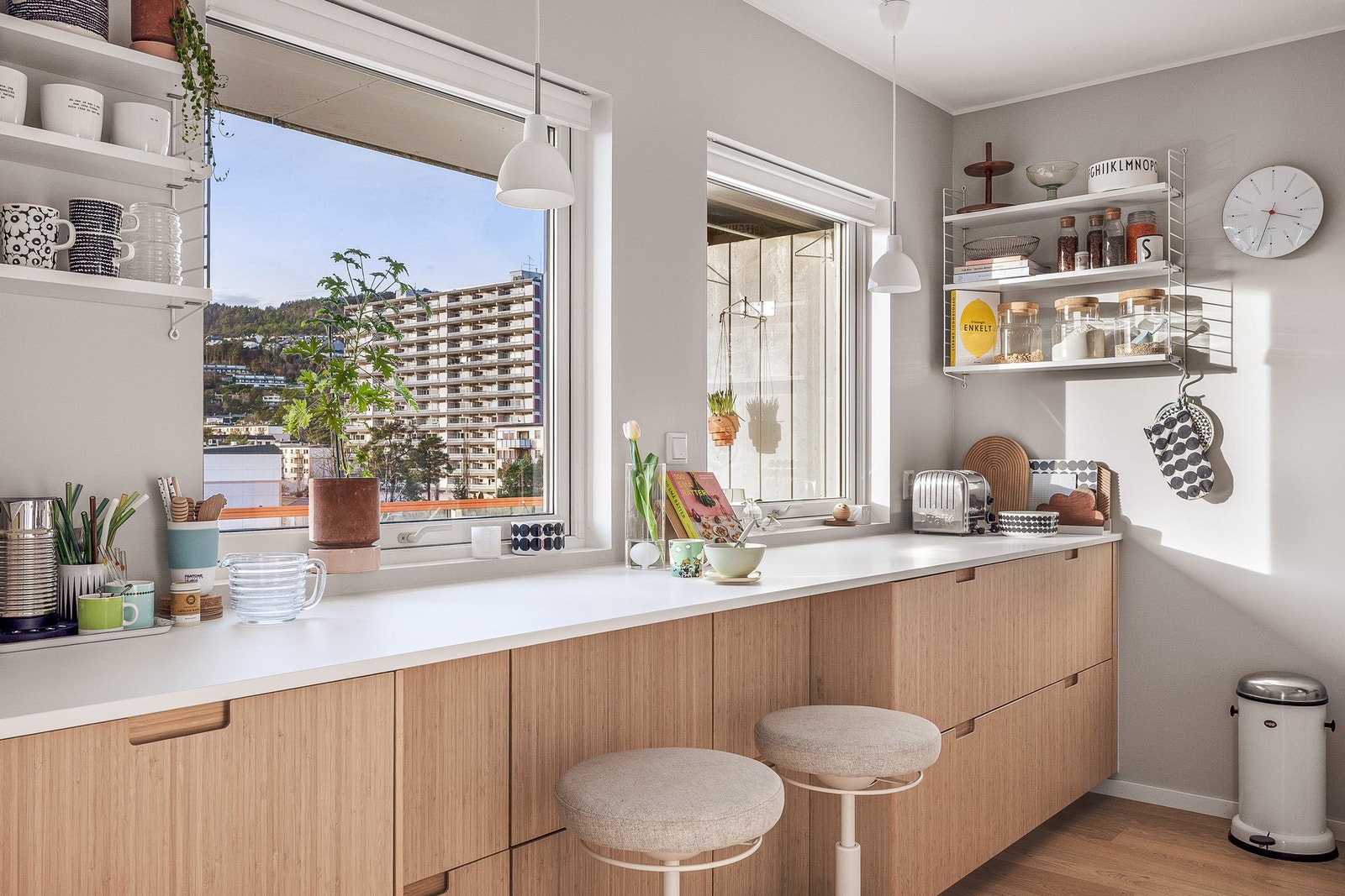 Kjøkkenet er nytt i 2021/2022 - også her inne er det store vindusflater som bringer lys til rommet. Galleribilde