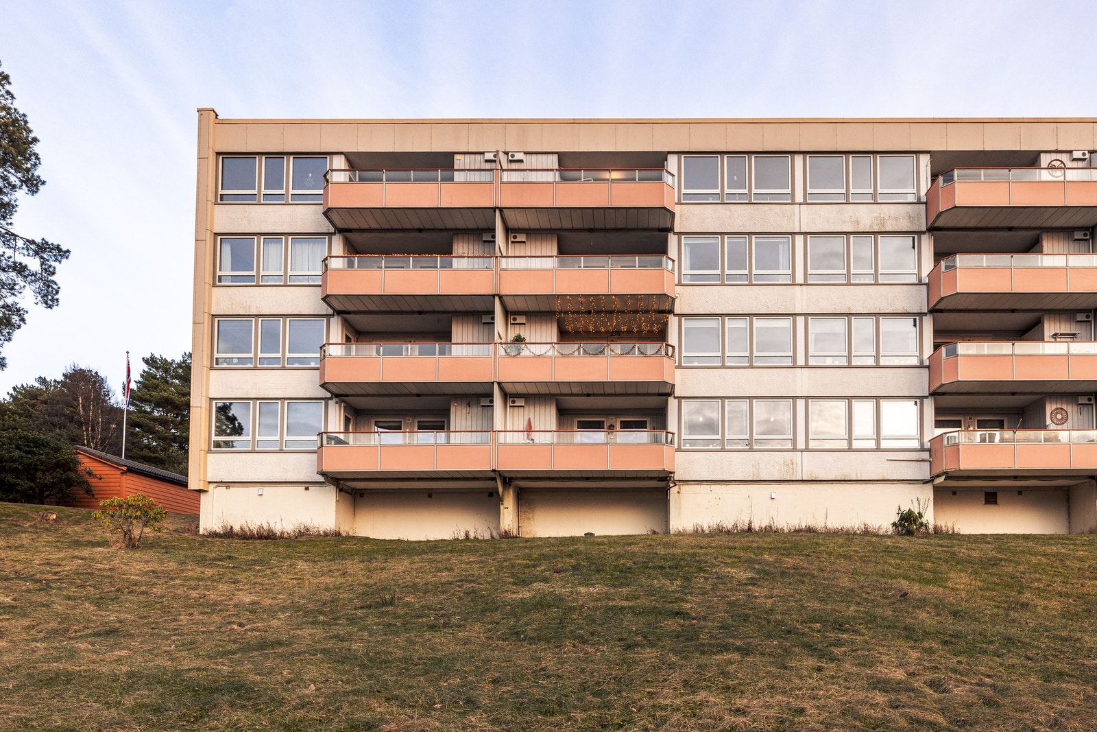 Området byr på flotte rekreasjonsmuligheter rett utenfor døren, med populære turområder som Geitanuken, Ulsetvarden, Storsåta og Rollandsfjellet lett tilgjengelig via skogen bak blokkområdet. Galleribilde