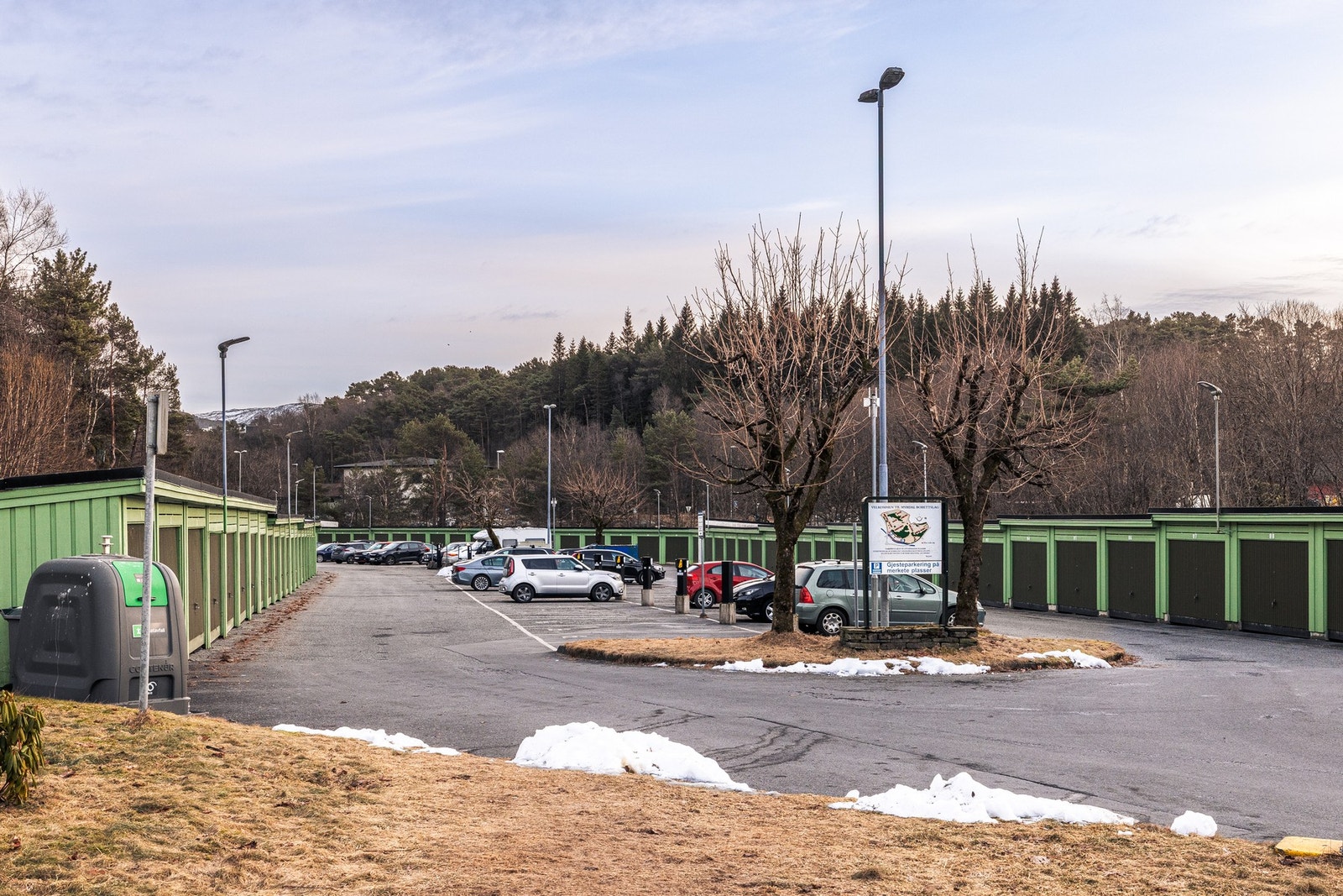 Laget har to store parkeringsplasser. Du kan sette deg på venteliste dersom du ønsker parkering i garasje. Galleribilde