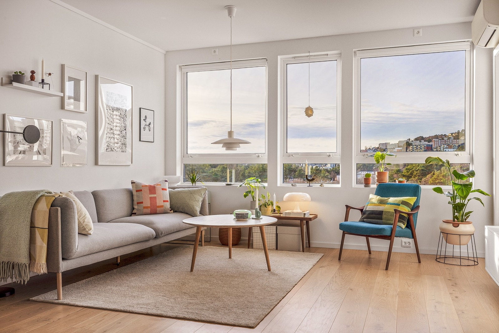 Leiligheten har gjennomgående parkett på gulv og malte, slette flater på vegger og tak, noe som gir et lyst og moderne uttrykk. I stuen er også vinduskarmene foret og det er lagt opp nye stikkontakter ved vinduene. Galleribilde