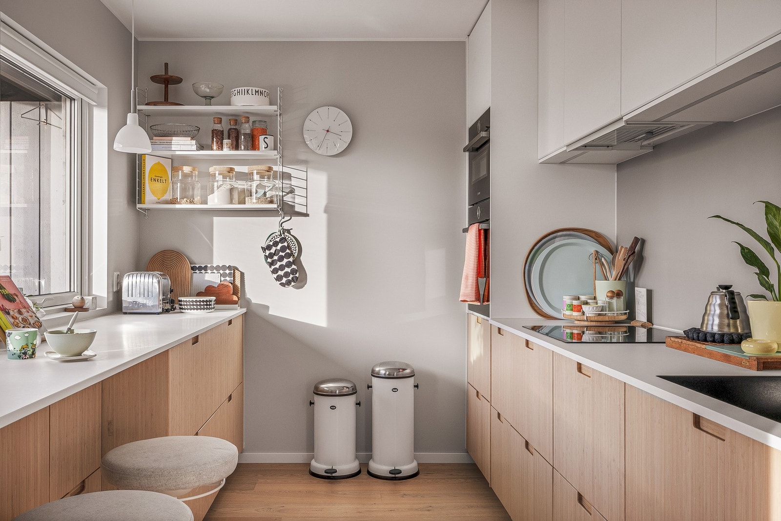 Kjøkkeninnredningen er fra IKEA og fremstår som romslig, praktisk og lyst, med god skap- og benkeplass. Benkeplaten er i kompositt fra Kvik med nedfelt vask, og det er klargjort opplegg for Quooker for de som ønsker dette. Galleribilde