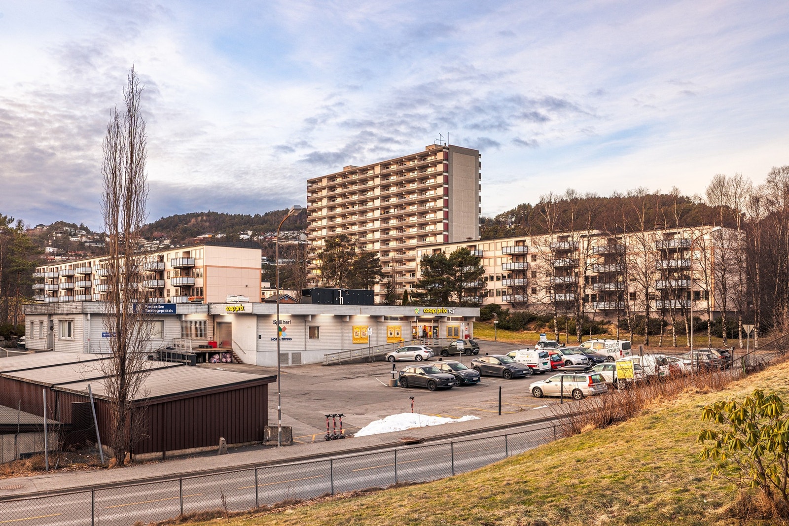 Leiligheten har en svært attraktiv og sentral beliggenhet med gangavstand til det meste man trenger i hverdagen. Her bor du kun få minutter fra bussterminal, dagligvarebutikk (ca. 2 min til Prix), treningssenter, barnehager og skoler. Galleribilde