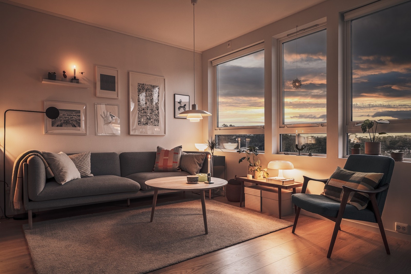 Stuen er romslig med lite innsyn og mye himmel. Varmepumpen gir et behagelig bomiljø. Galleribilde