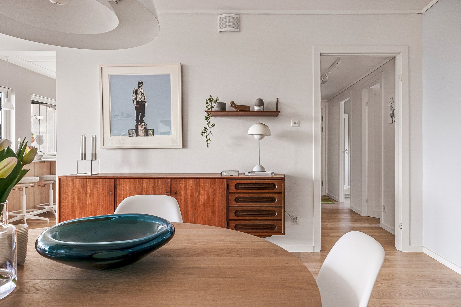 Fra stuen er det tilgang til kjøkken. Galleribilde