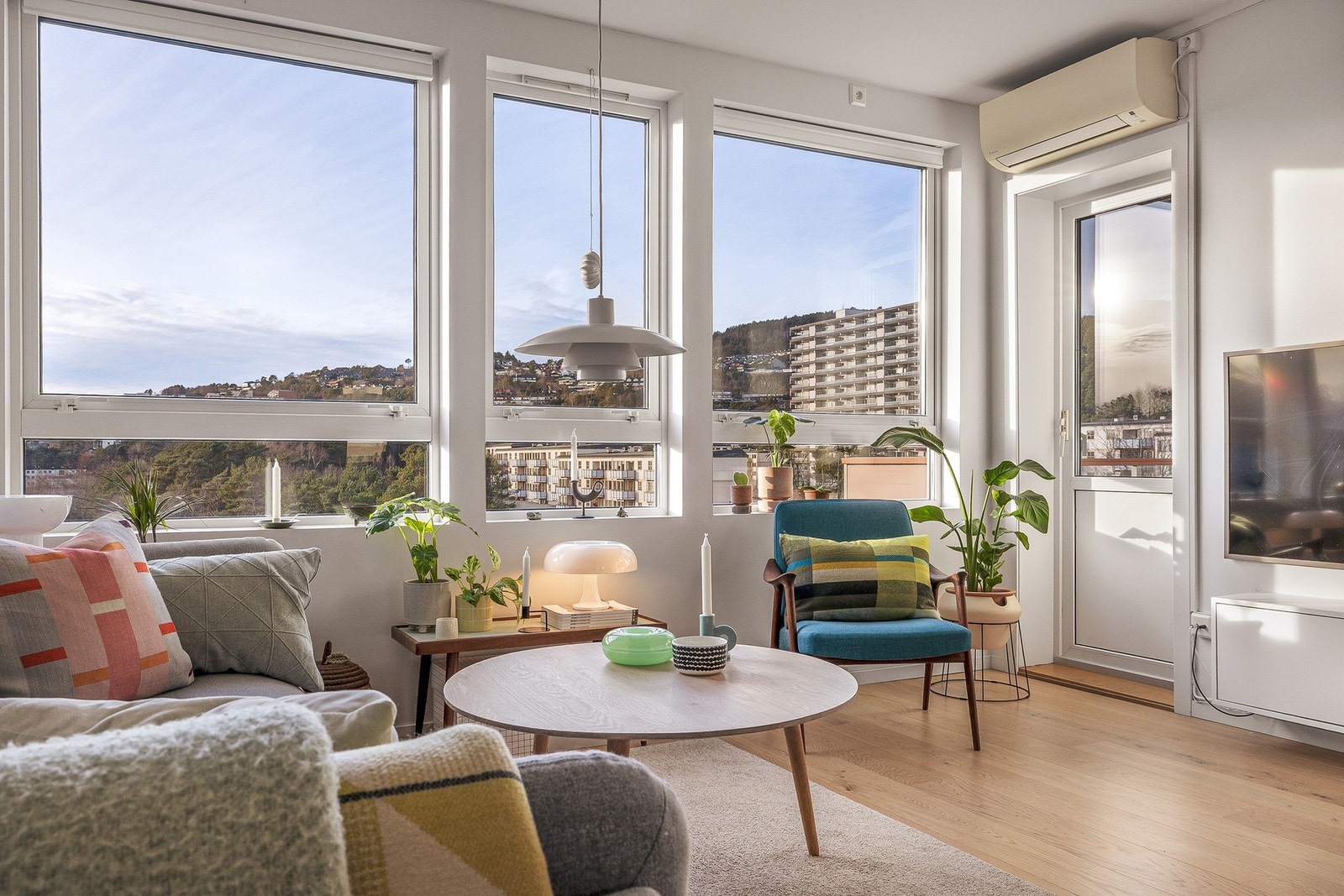 Fra stuen er det utgang til en solrik balkong. Galleribilde