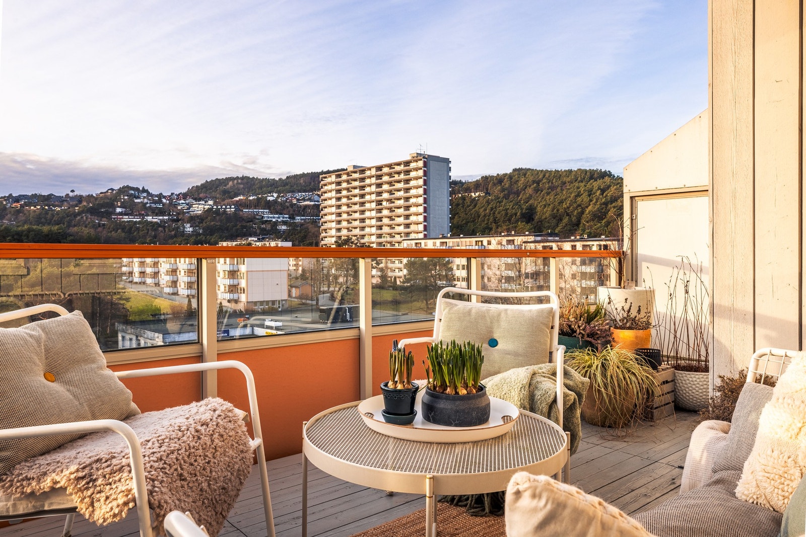 Her ute er det god plass til diverse utendørsmøblement og beplantning. Galleribilde