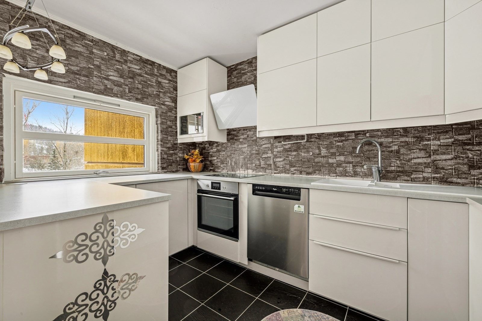 Benkeplater av laminat med nedfelt kum av kompositt e.l.og ettgreps blandebatteri. Galleribilde