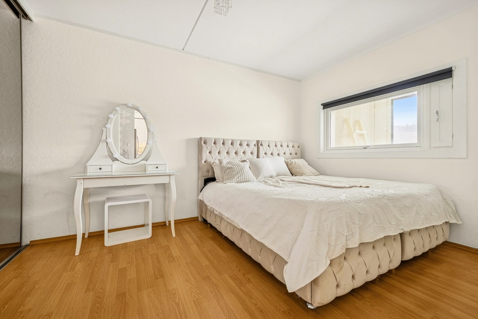 Hovedsoverommet er det plass til en dobbeltseng med nattbord, samt annet ønskelig soveromsmøblement. Galleribilde