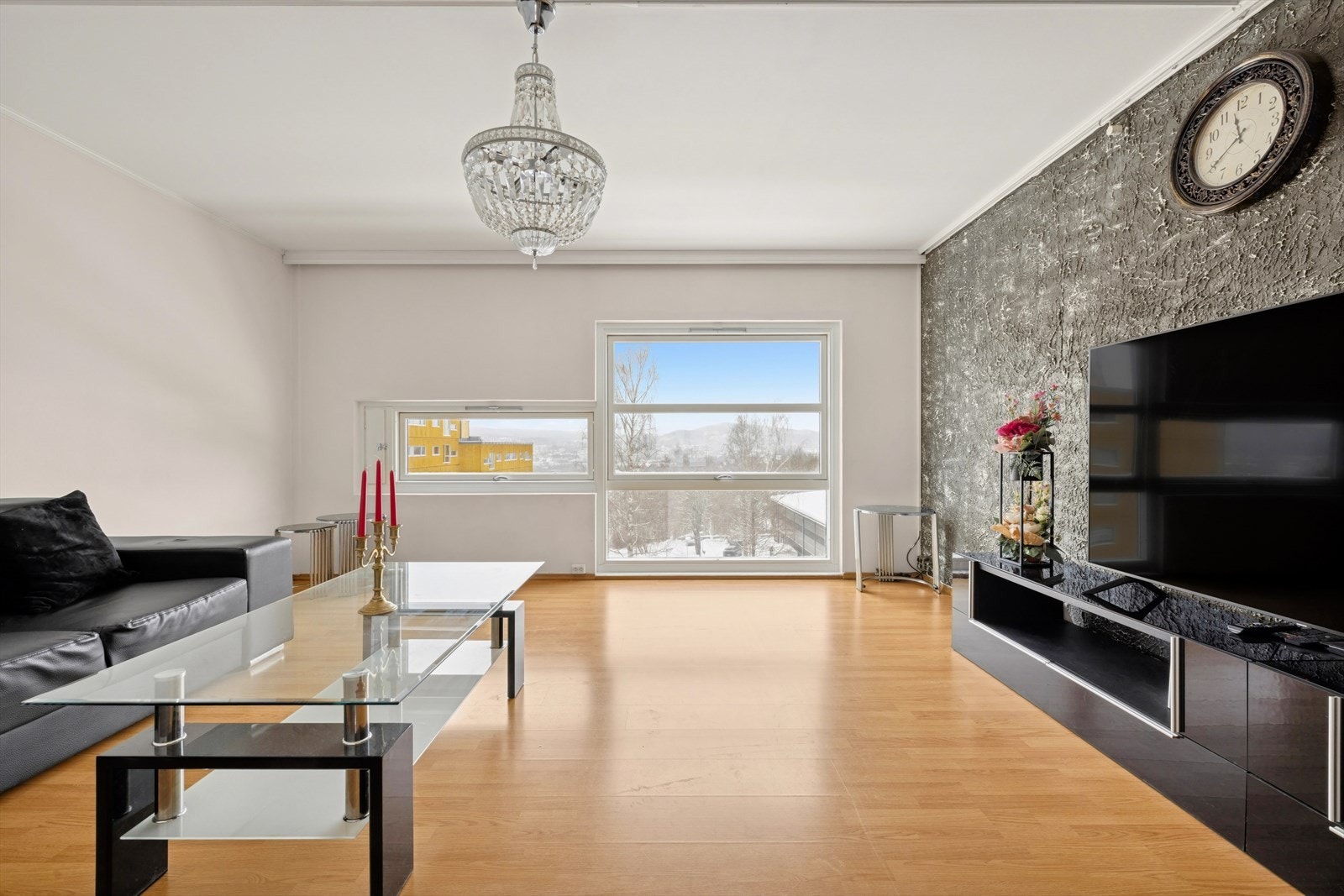 Delikat og romslig stue med gode møbleringsmuligheter. Galleribilde