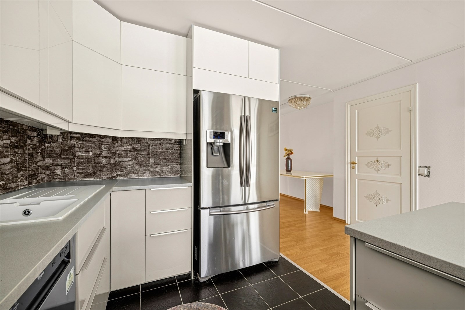 Rommet byr på gode arbeidsforhold med mye skapplass og benkeplass. Galleribilde