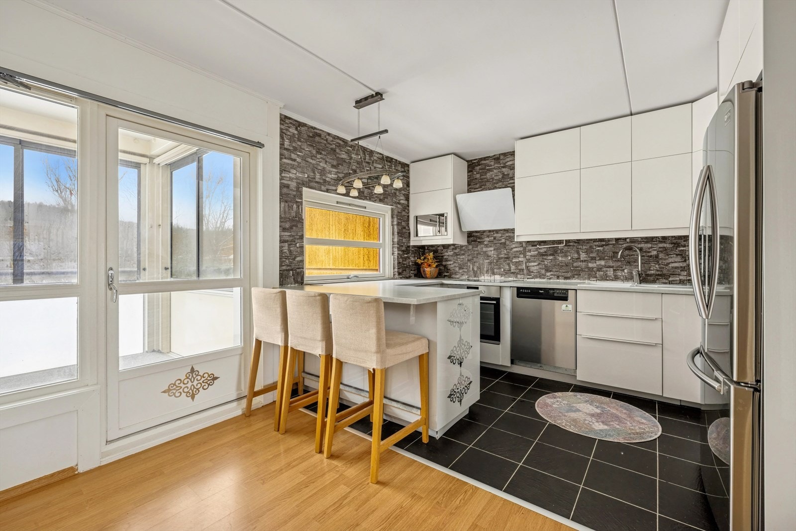 Leiligheten byr på et innbydende kjøkken i åpen løsning mot gangen. Galleribilde