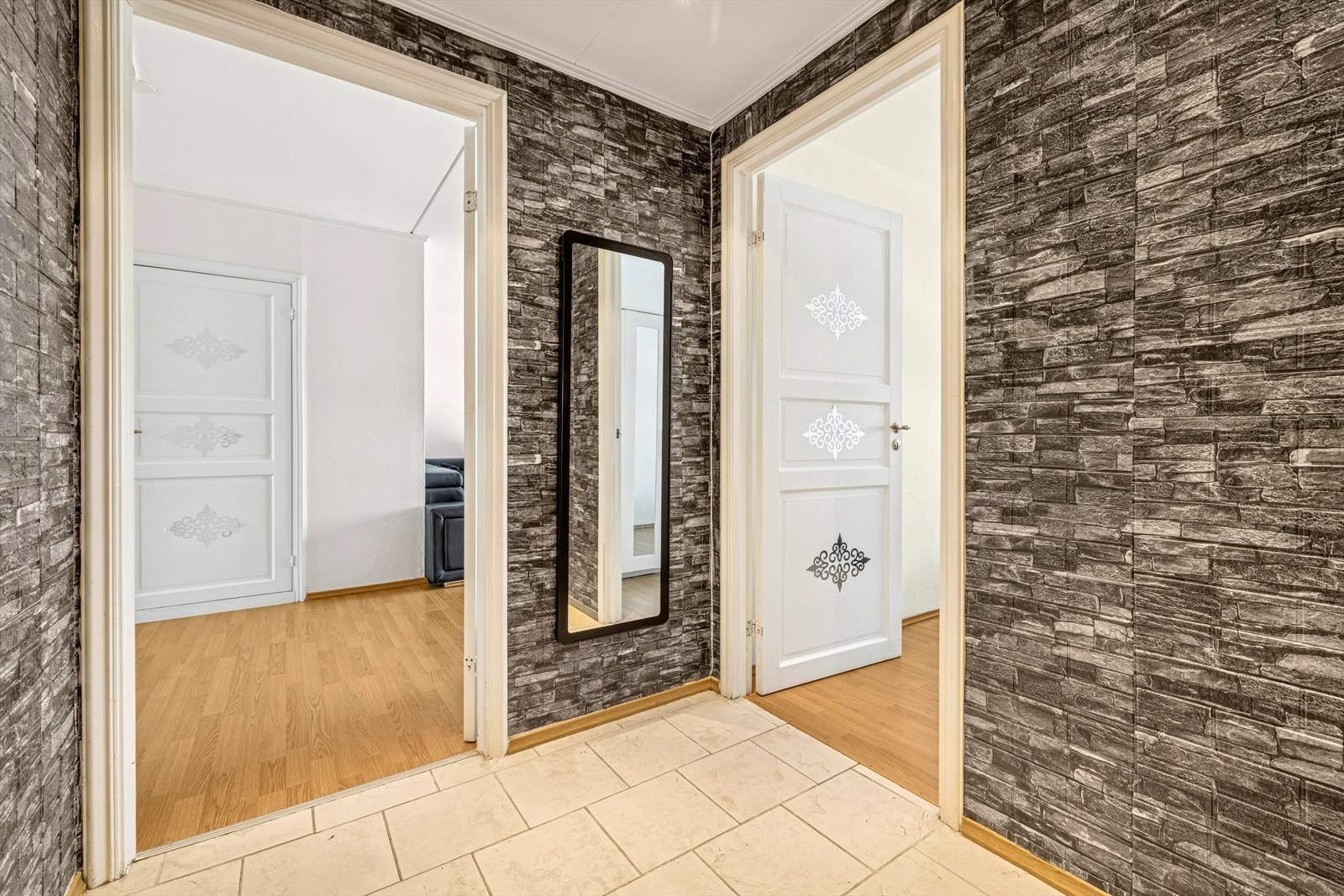 Her er det god plass til å sette fra deg sko og henge fra deg yttertøy. Galleribilde