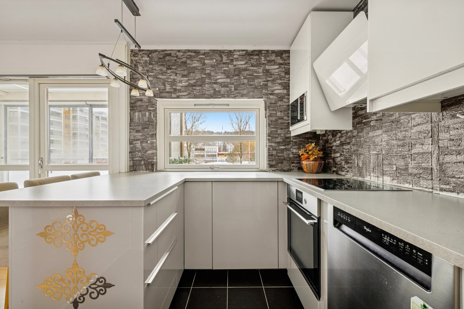 Stilrent Kjøkkeninnredning fra 2017 med under-/overskap og slette fronter. Galleribilde