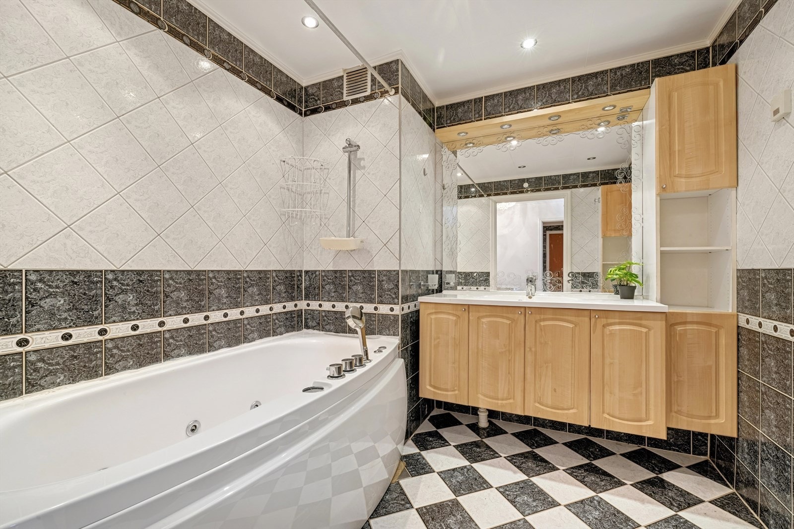 Badet er funksjonelt, med flislagte overflater og en tidløs utforming. Galleribilde