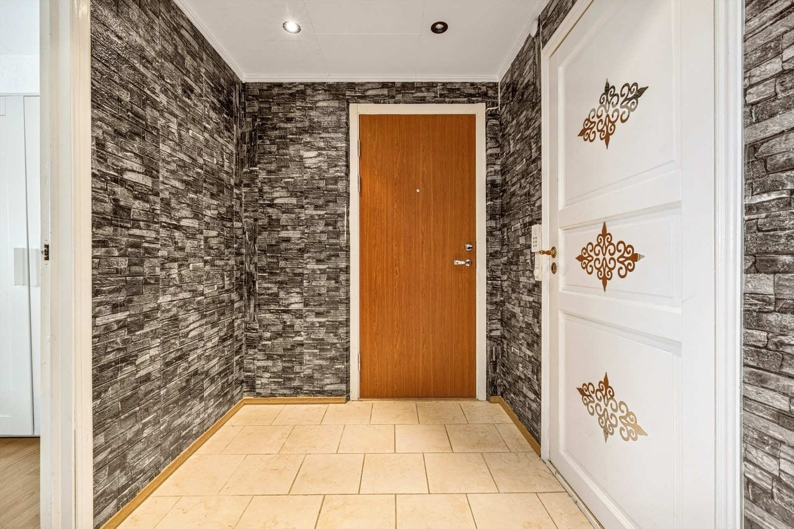 Du ønskes velkommen inn i en romslig entré. Galleribilde