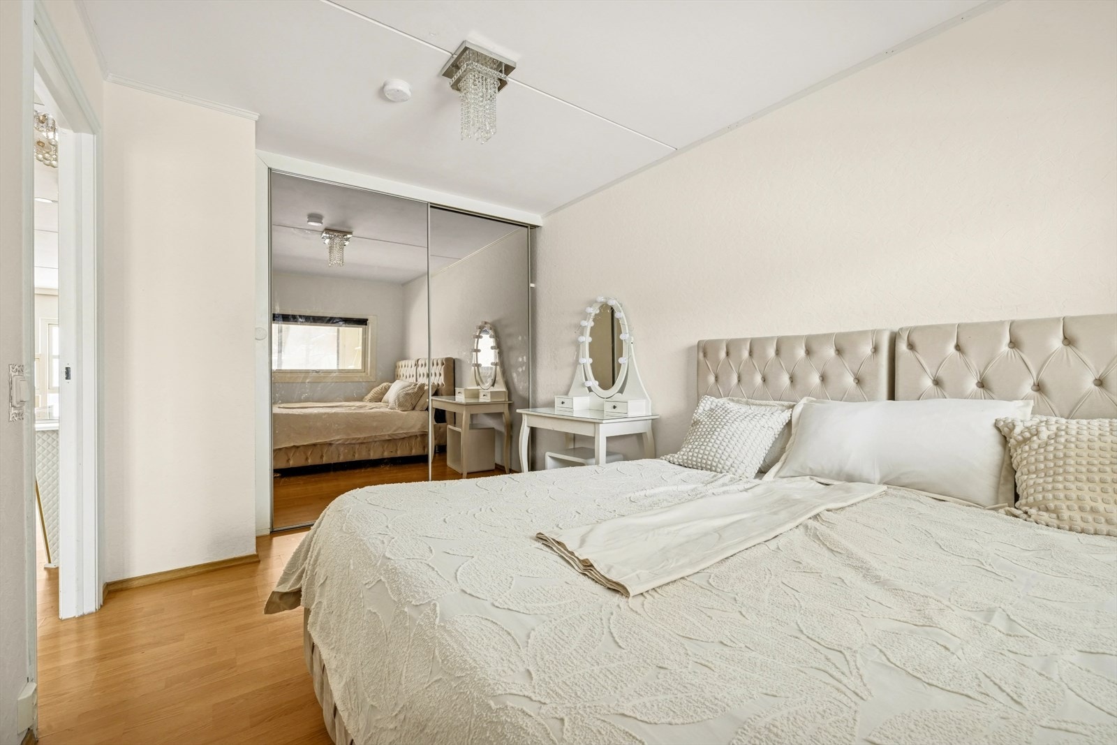 Rommet er romslig og er innredet med praktisk garderobeskap. Galleribilde