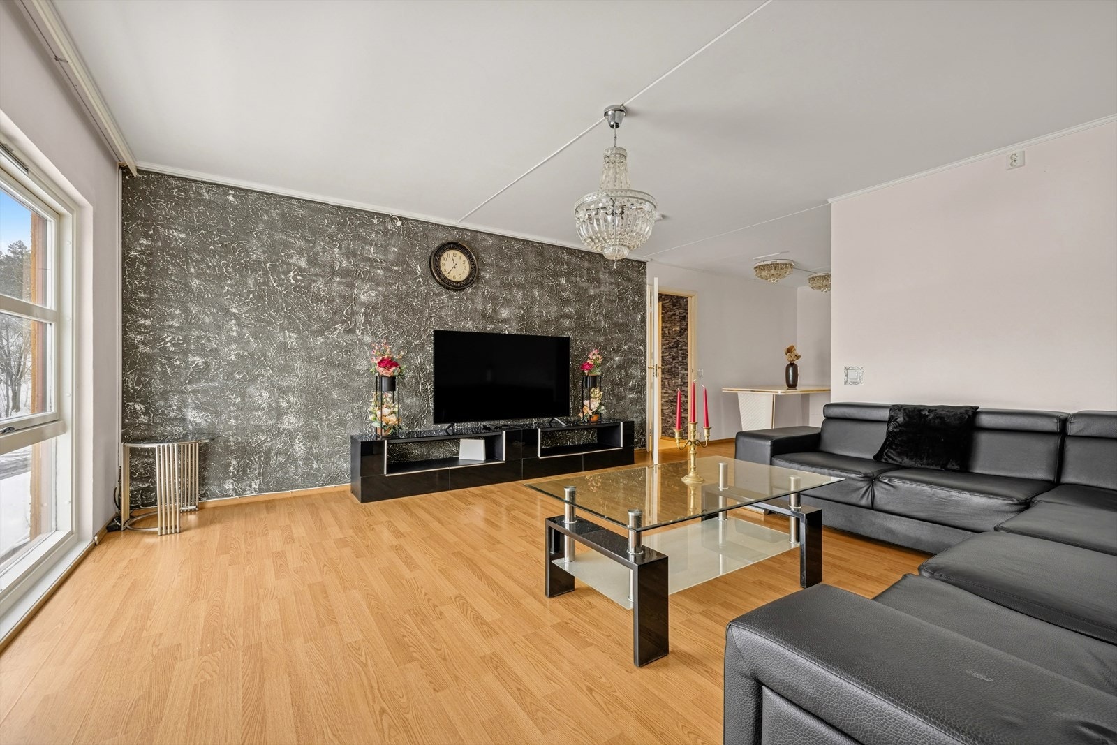 Her er det god plass til mediebenk, sofagruppe og bord. Galleribilde