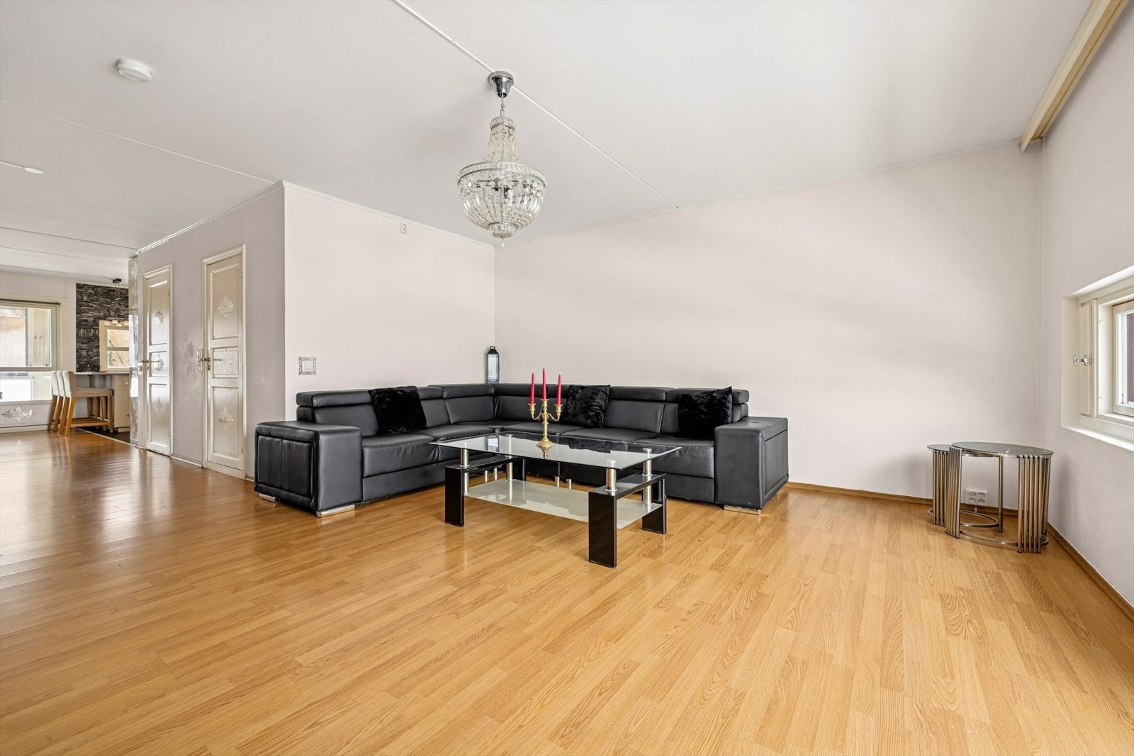 Den åpne kjøkken/stue løsningen byr på en arealeffektiv planløsning. Galleribilde