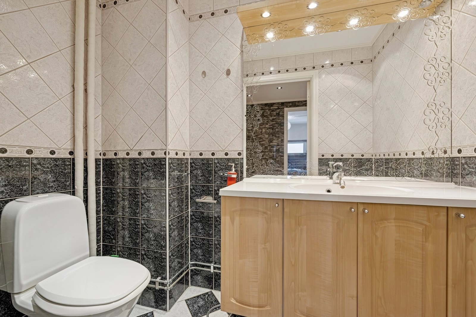 Leiligheten disponerer en velholdt wc med god standard. Galleribilde