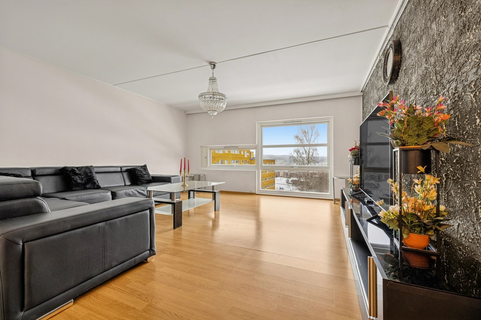 De store vindusflatene slipper inn rikelig med naturlig lys, som gir en god atmosfære i leiligheten. Galleribilde