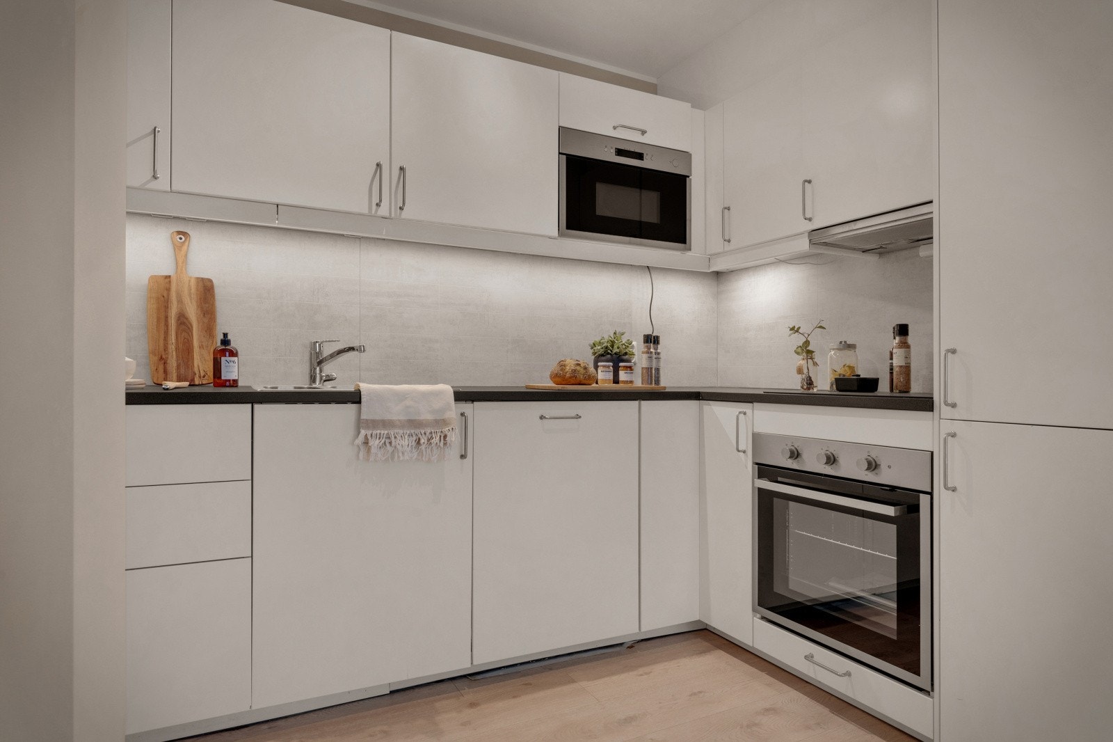 Slette fronter og god oppbevaringsplass Galleribilde