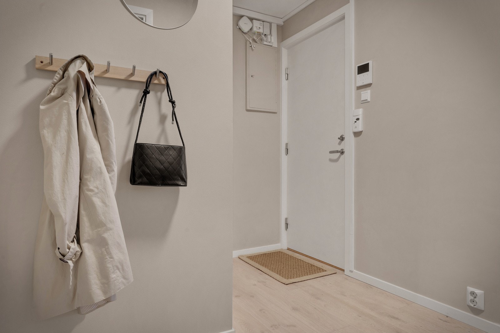 Dørtelefon med kamera og åpner, samt innlagt fiber Galleribilde