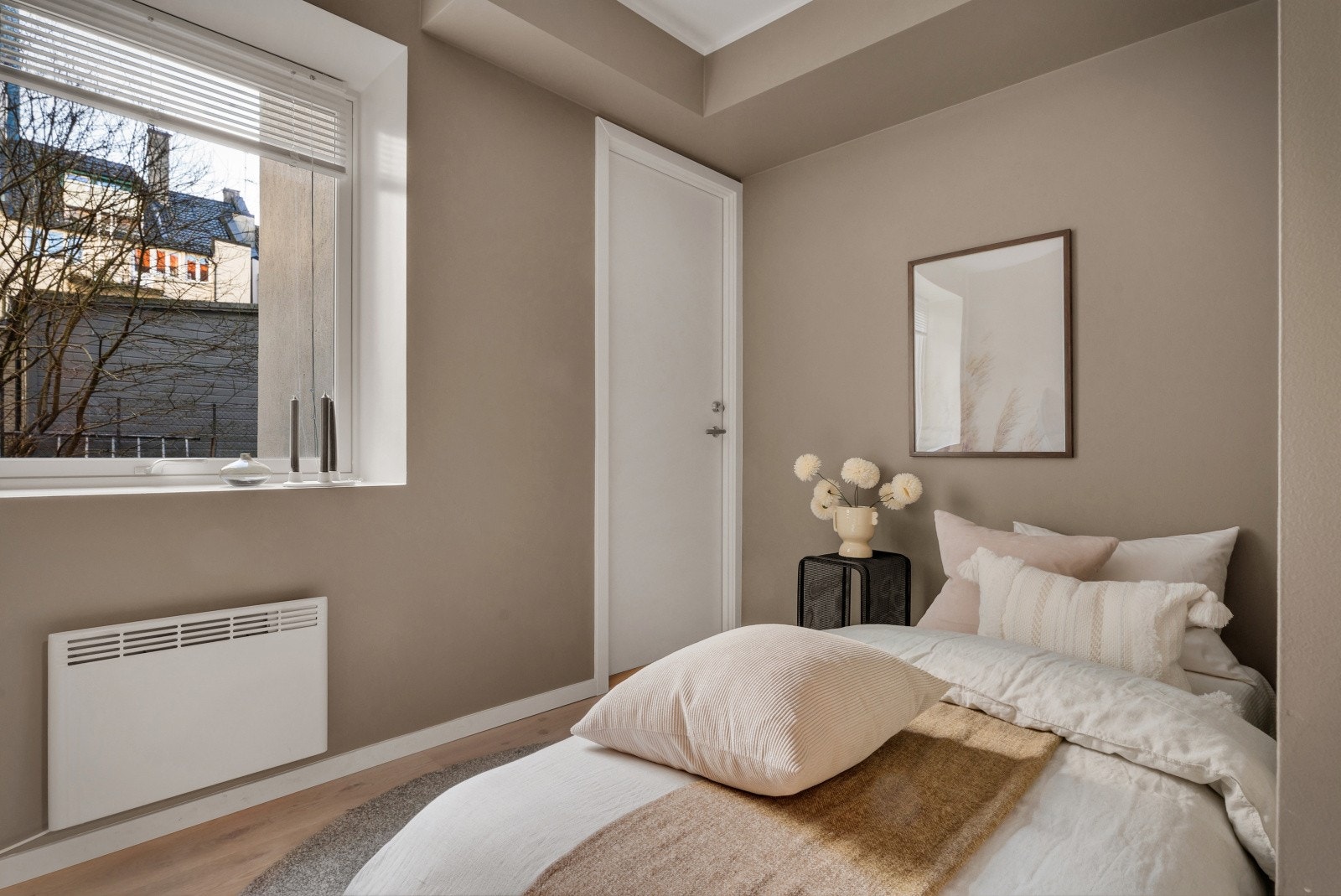 Utgang til rømningstrapp/baktrapp fra det ene rommet. Galleribilde