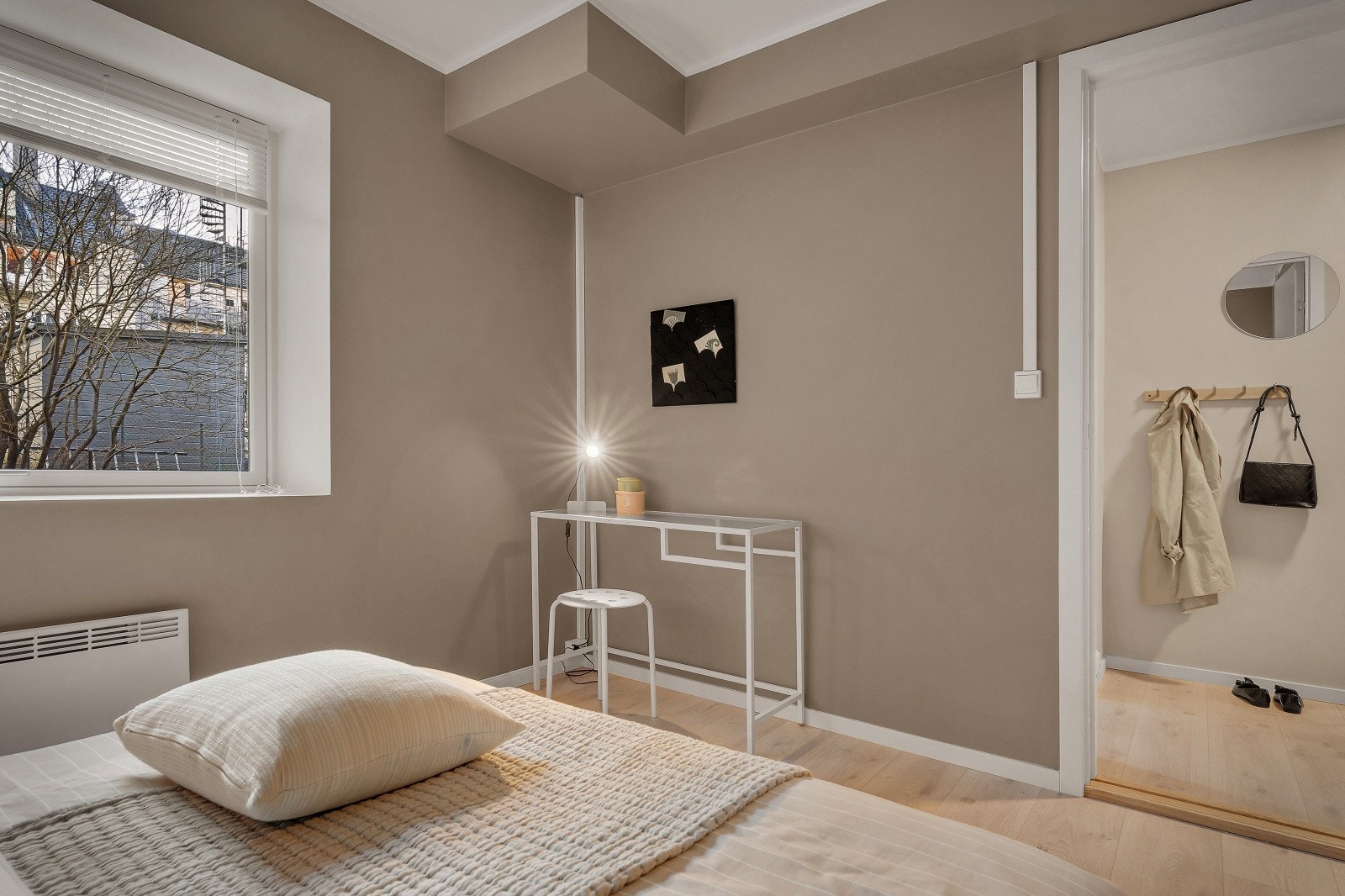 Begge med plass til seng og garderober Galleribilde