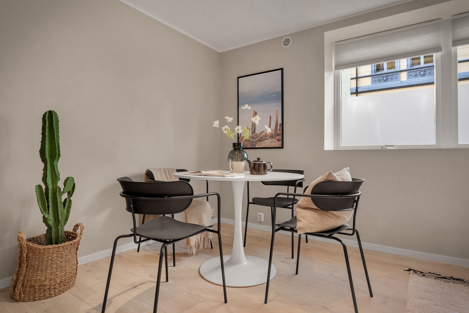 Plass til både spisebord og sofa Galleribilde