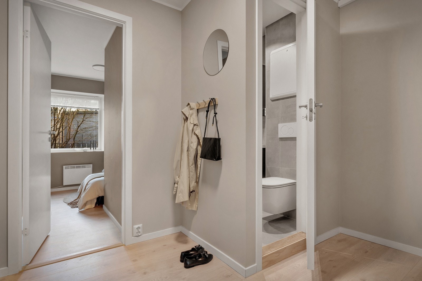 Entré/gang med plass til jakkeoppheng og skohyller Galleribilde