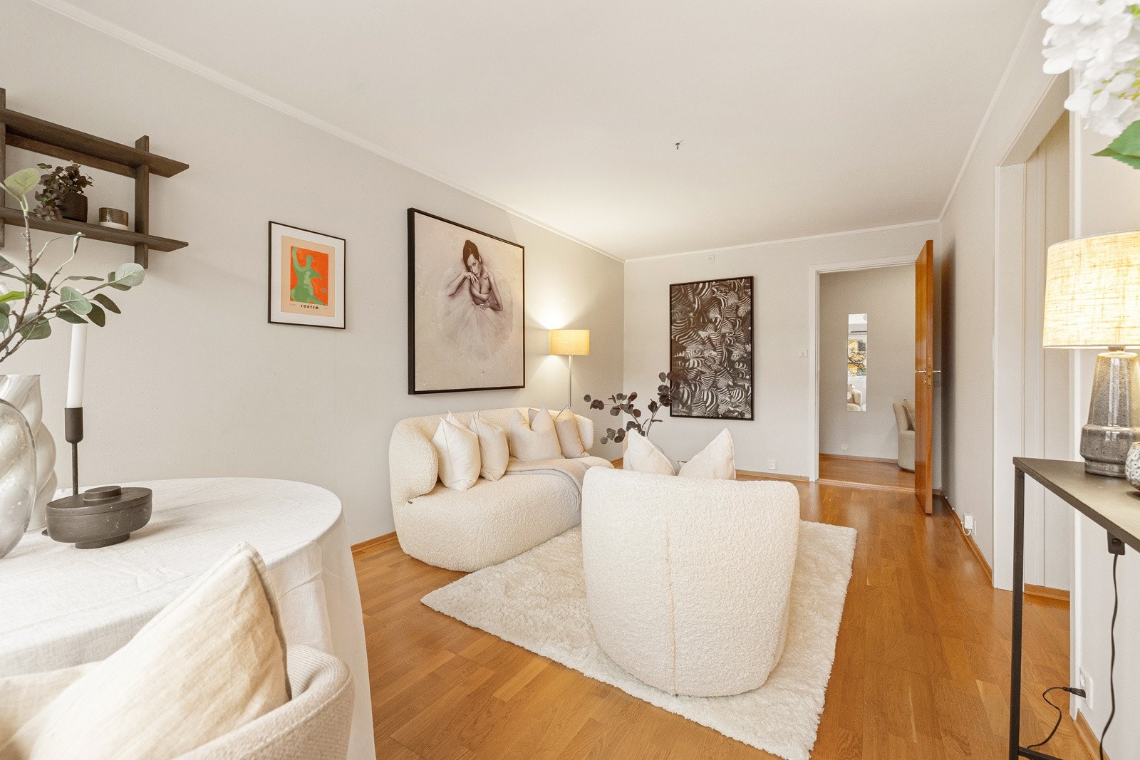 Stue med plass til sofagruppe med tilhørende møblement og spisebord Galleribilde