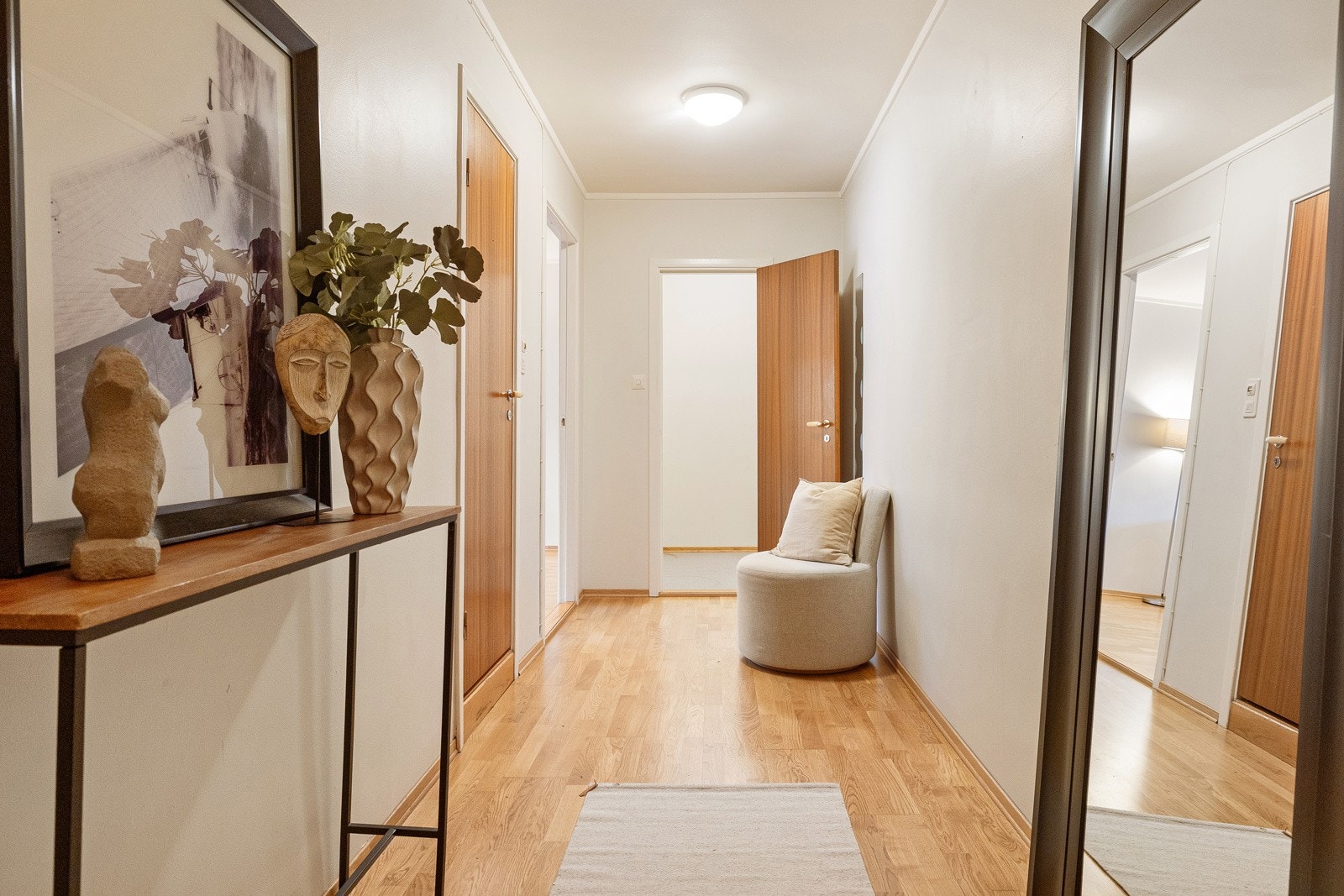 Entréen er lys med plass til kommode eller sittebenk. Det er innredet med en innvendig bod med skap, hvor yttertøy kan ryddes bort Galleribilde