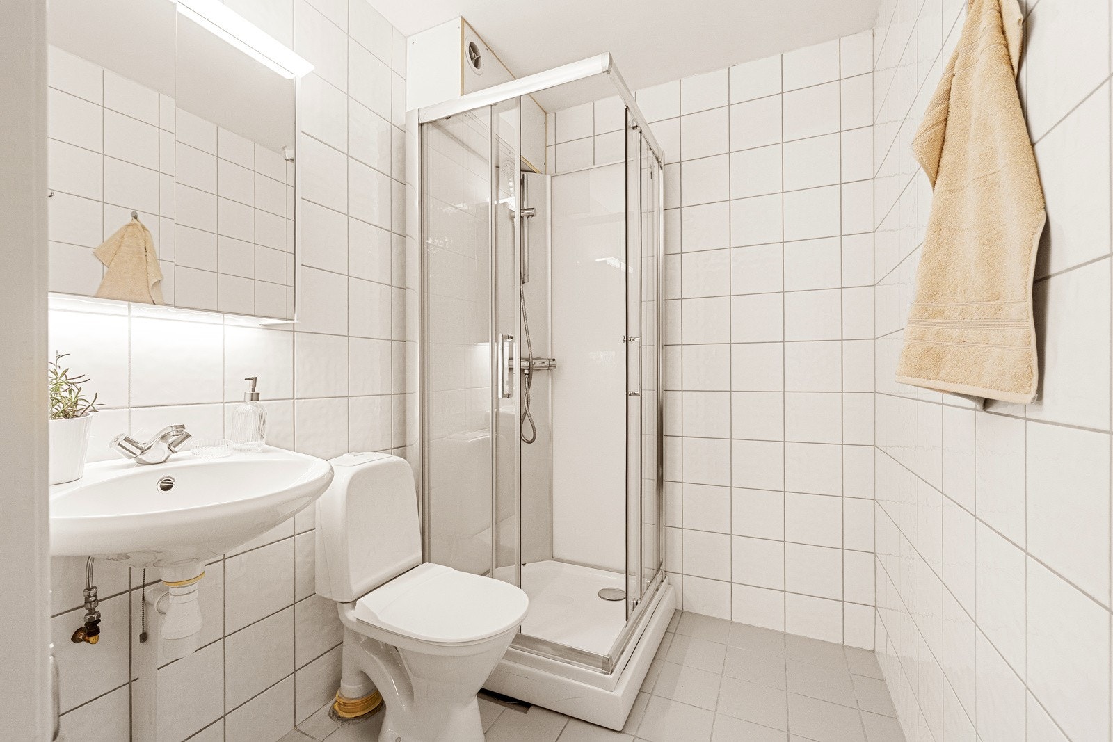 Det er behov for totalrenovering av våtrommet. Mekanisk avtrekk Galleribilde