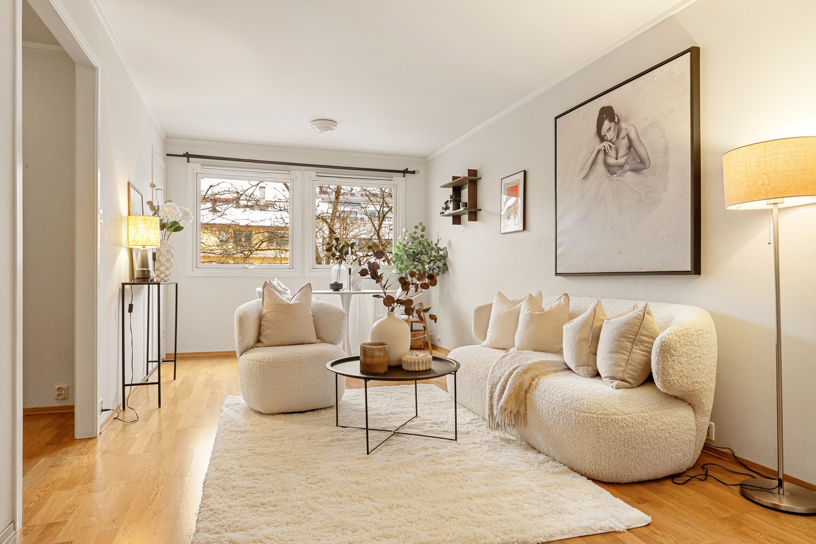 Leiligheten ligger i byggets 4. etasje med heisadkomst Galleribilde