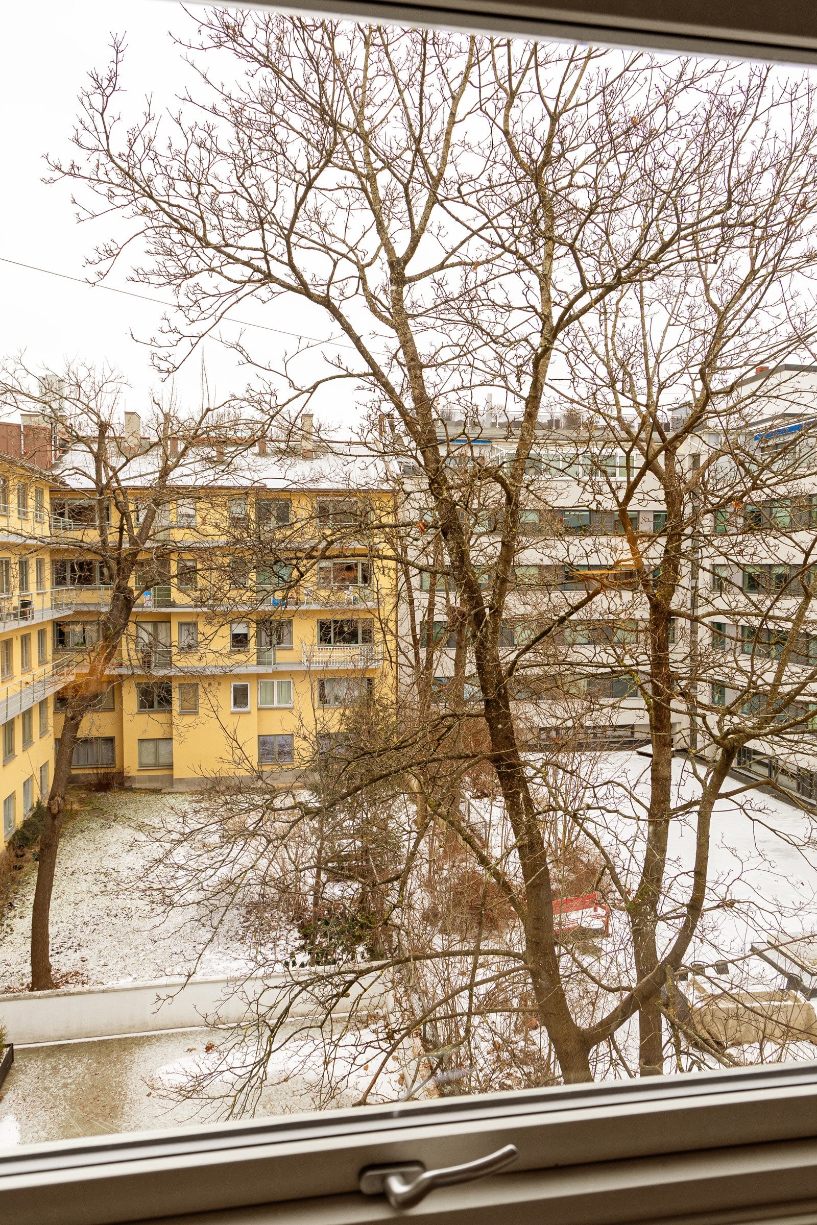 Rolig og skjermet utsyn mot bakgård Galleribilde