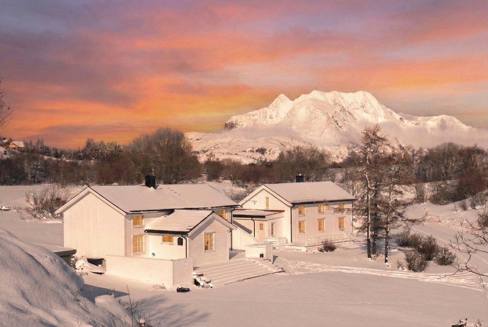 Velkommen til Karsvikveien 35 og 37 - Her har du egen strandlinje, naust og flytebrygge. Syv Søstre på rekke mot øst. Galleribilde