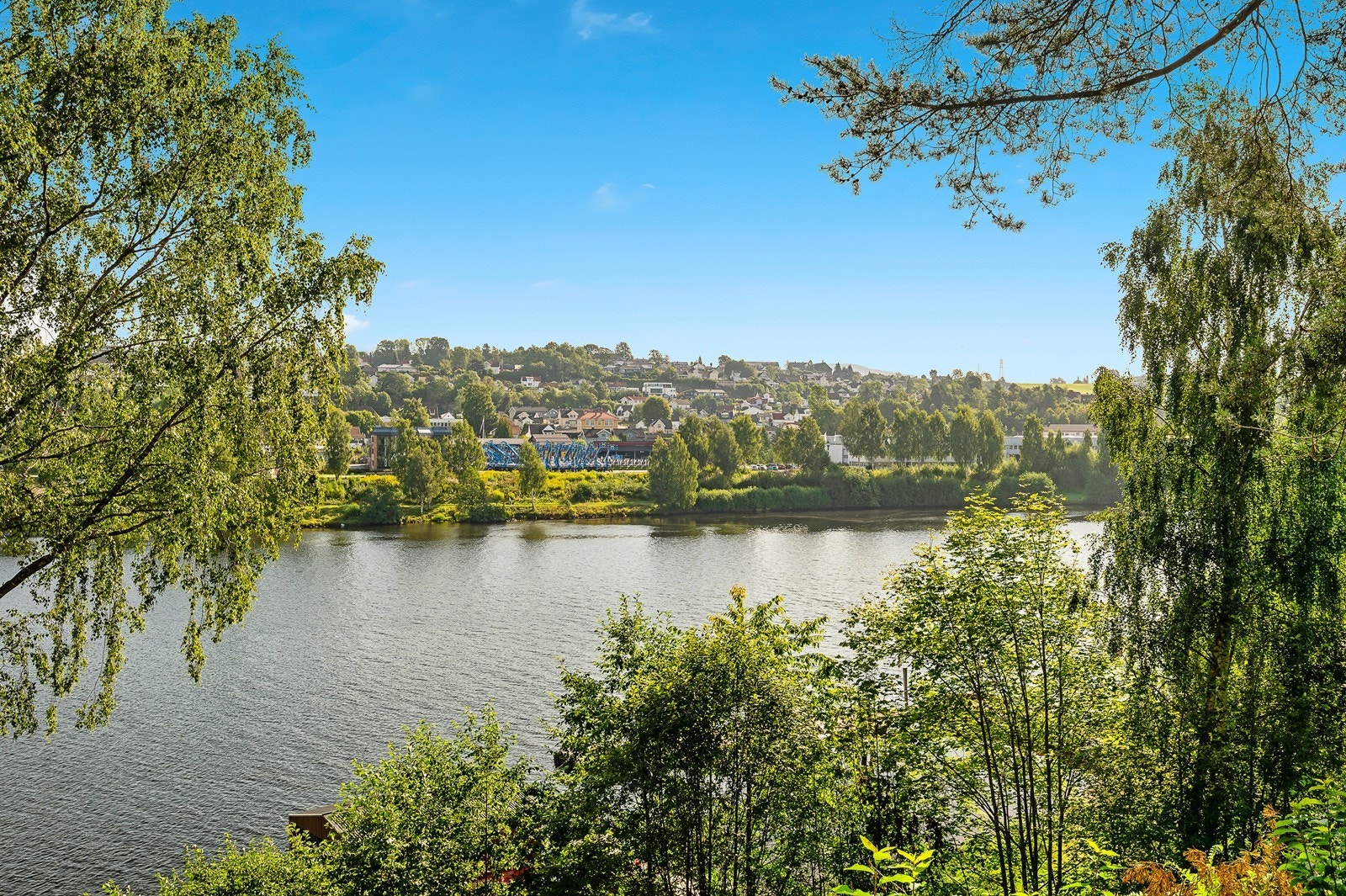 Boligen ligge sentralt mellom Porsgrunn by og Skien sentrum på Kjørbekk. Galleribilde