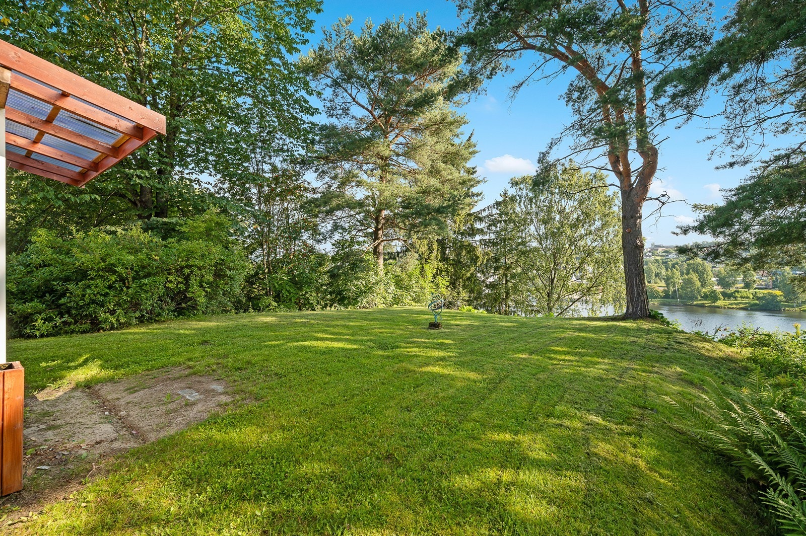Er du på utkikk etter en rimelig stor, svært sentralt og flat tomt med gode solforhold? Galleribilde