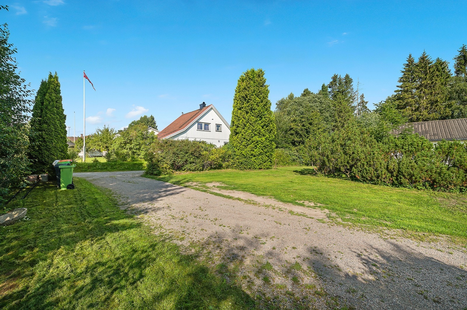 Tomten er flat og er på litt over1,5 mål. Velkommen til visning. Minner om påmelding via annonsen. Galleribilde