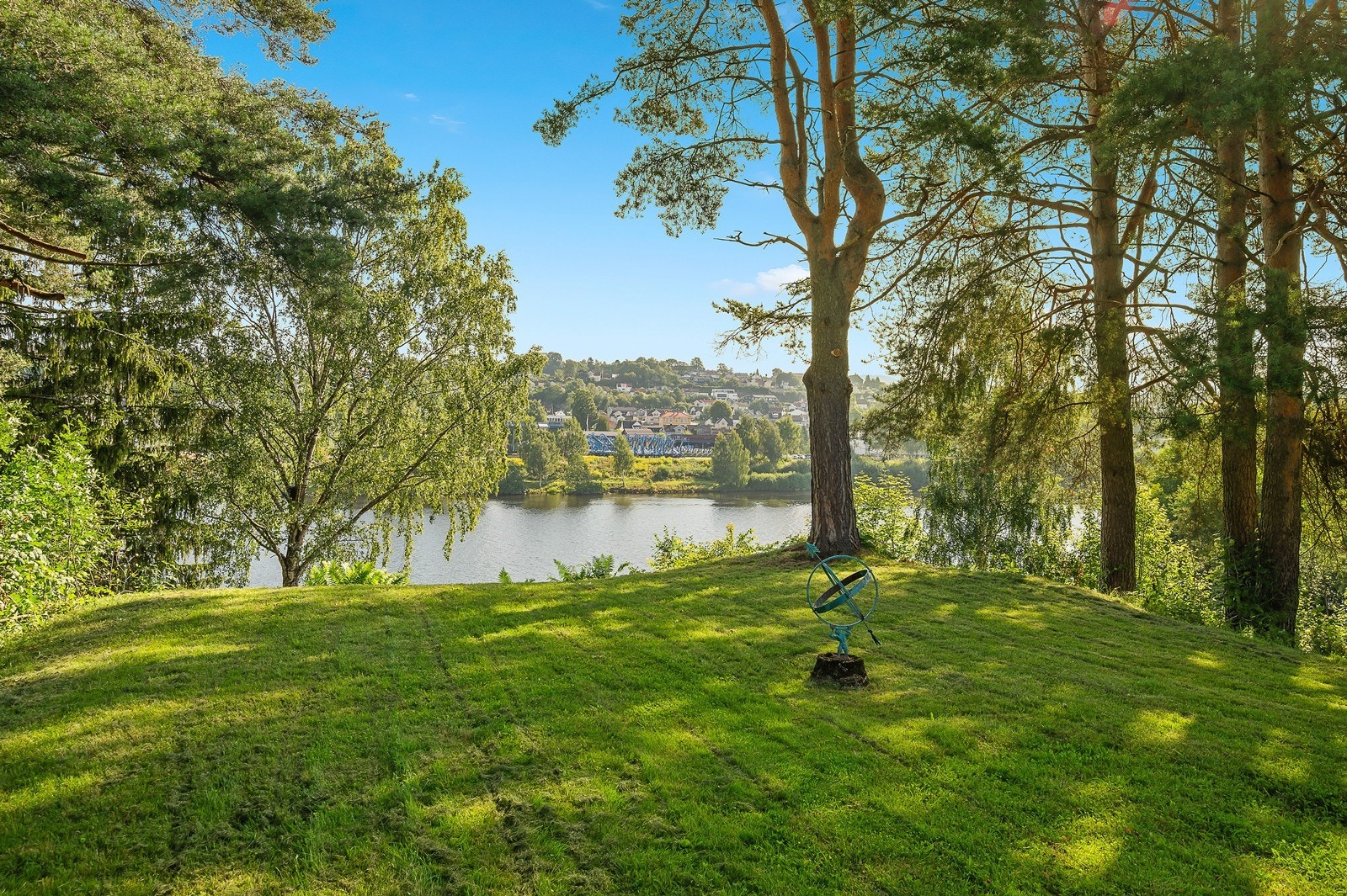 En flott utsiktstomt med god utsikt mot elva og usjenert hage. Galleribilde
