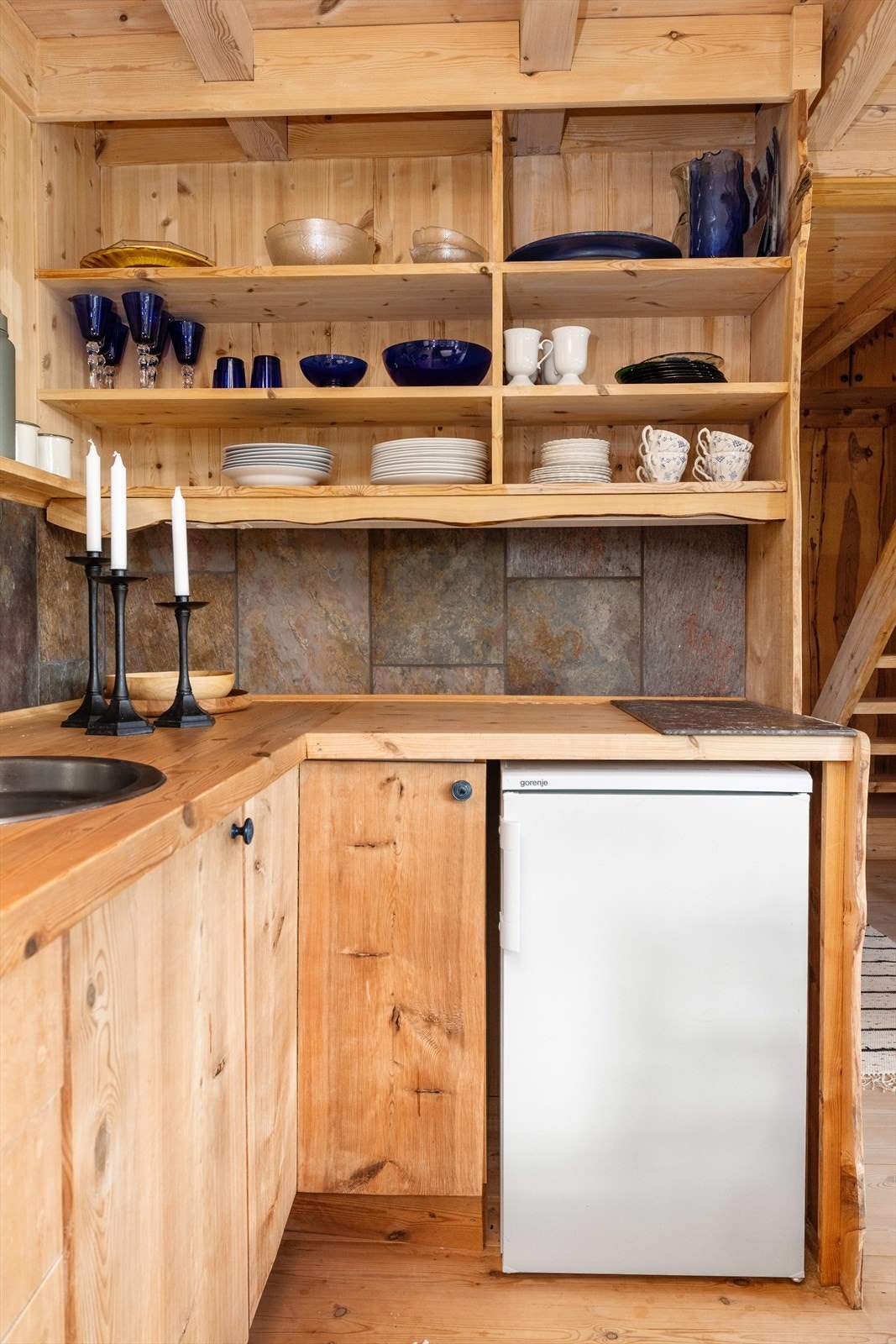 Koselig kjøkken. Perfekt for hytta med praktisk innredning og naturlige materialer. Galleribilde