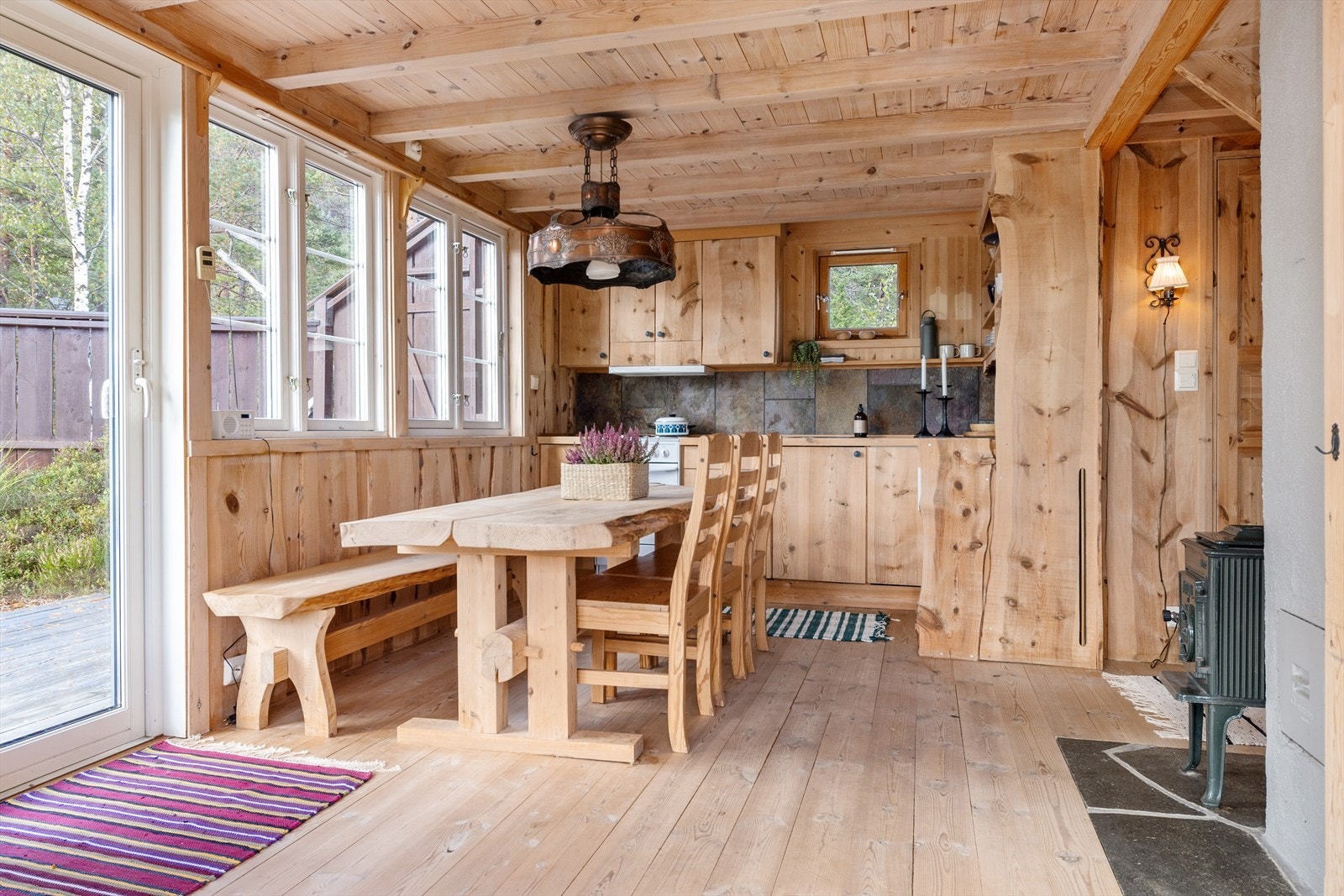 Fra spiseplass har man utgang til en romslig terrasse. Galleribilde