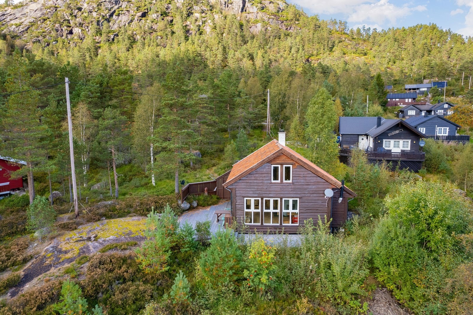 Sjarmerende hytte i naturskjønne omgivelser med flotte turmuligheter. Rolig og idyllisk beliggenhet, perfekt for avslapning og rekreasjon. Galleribilde