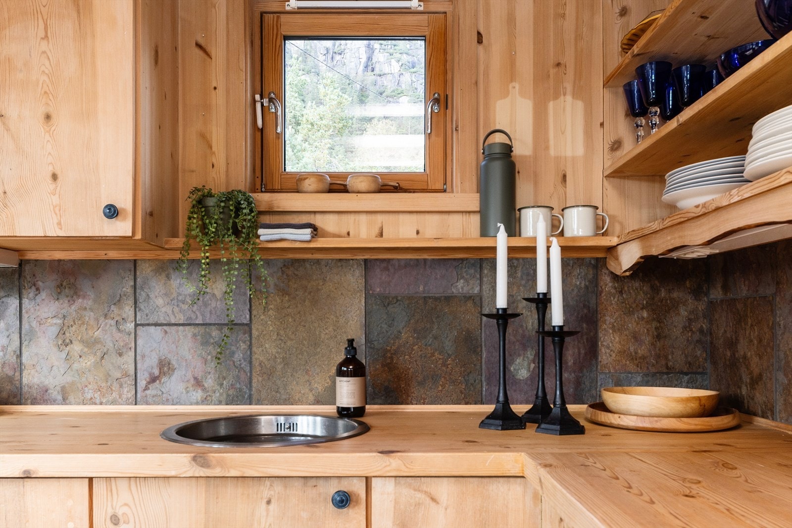 Koselig kjøkken med naturlige materialer og sjarmerende detaljer. Perfekt for deg som setter pris på en hjemmekoselig atmosfære. Galleribilde