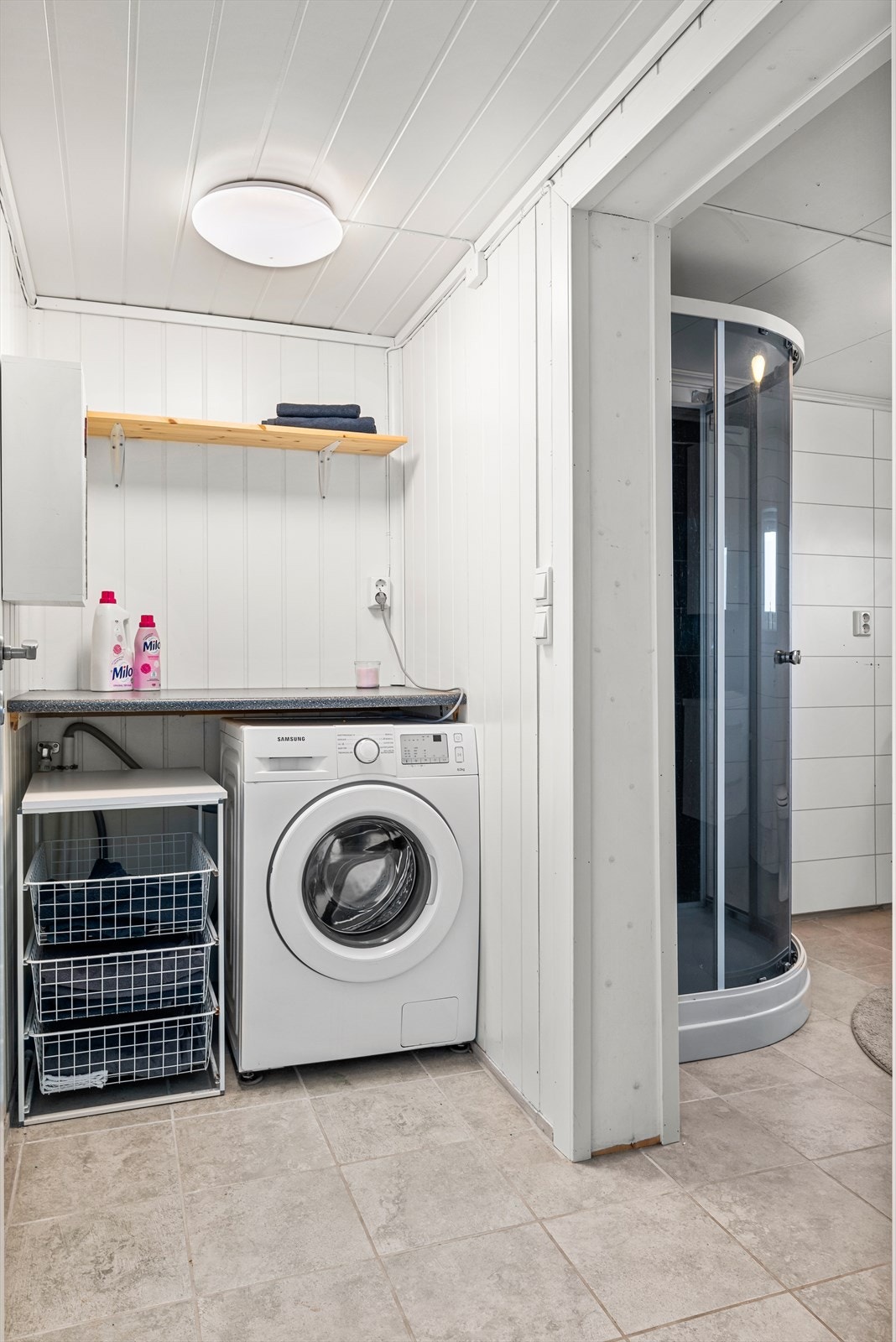 Praktisk vaskerom med direkte tilknytning til badet for enkel hverdagslogistikk. Galleribilde