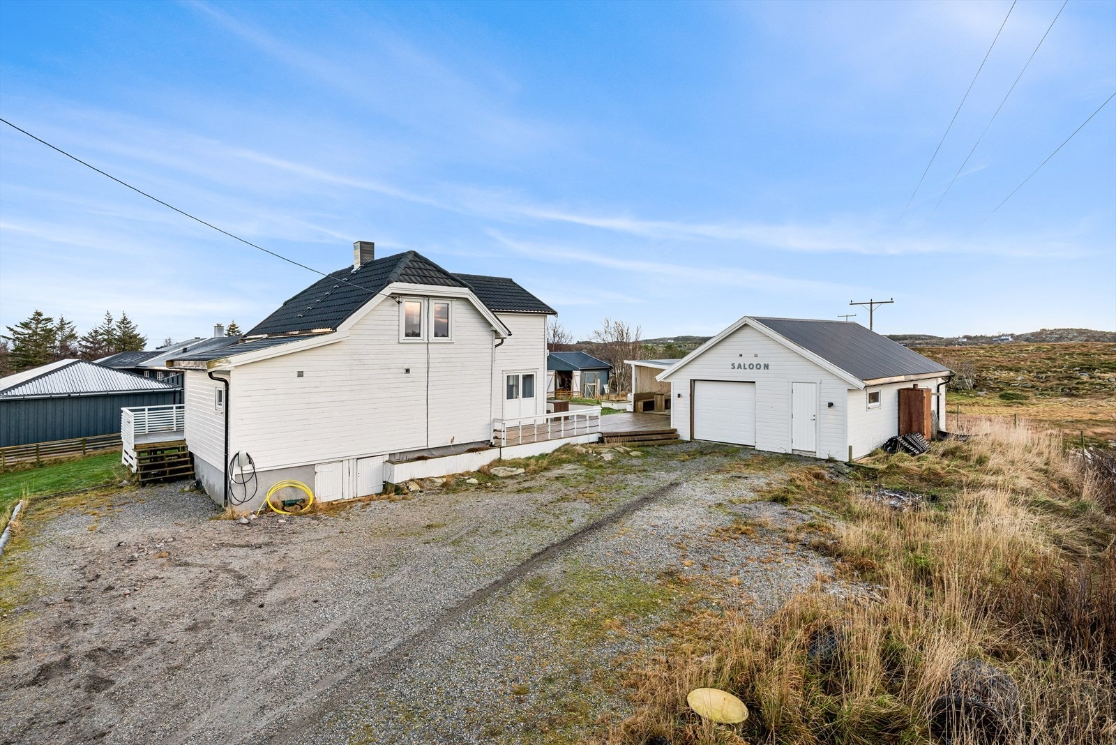 Stor oppstillingsplass for parkering, samt en garasje bygget i 2020. Galleribilde