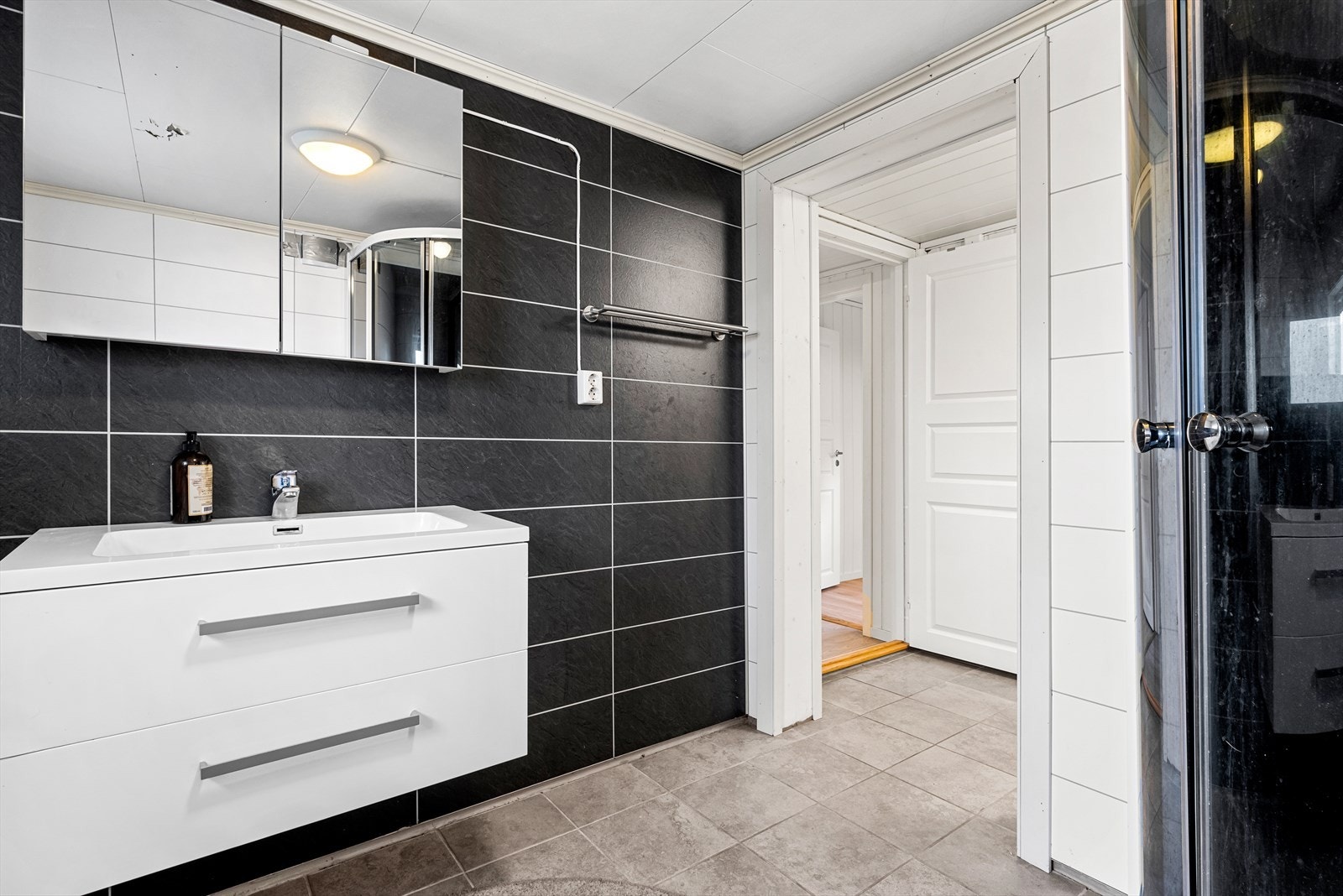 Praktisk bad med dusj, toalett og servant. Galleribilde