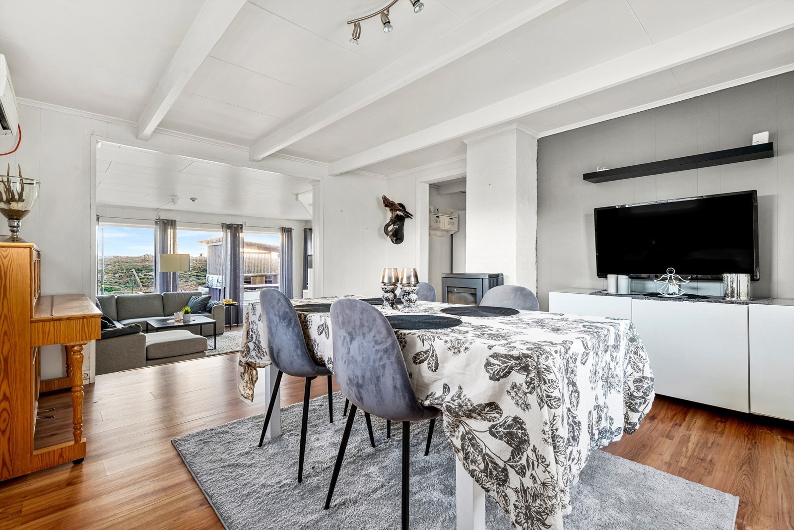 Spisestuen er praktisk tilknyttet kjøkkenet og stuen, perfekt for sosialt samvær og hyggelige måltider. Galleribilde